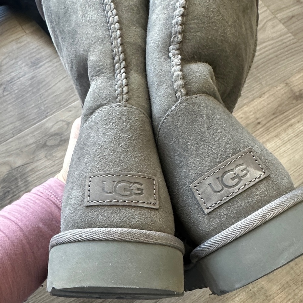 Grey medium height Uggs - image 2